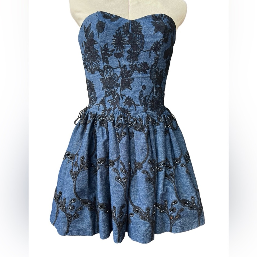 Denim Floral Embroidered Anna Sui Sweetheart Neck strapless Mini Dress Size 4